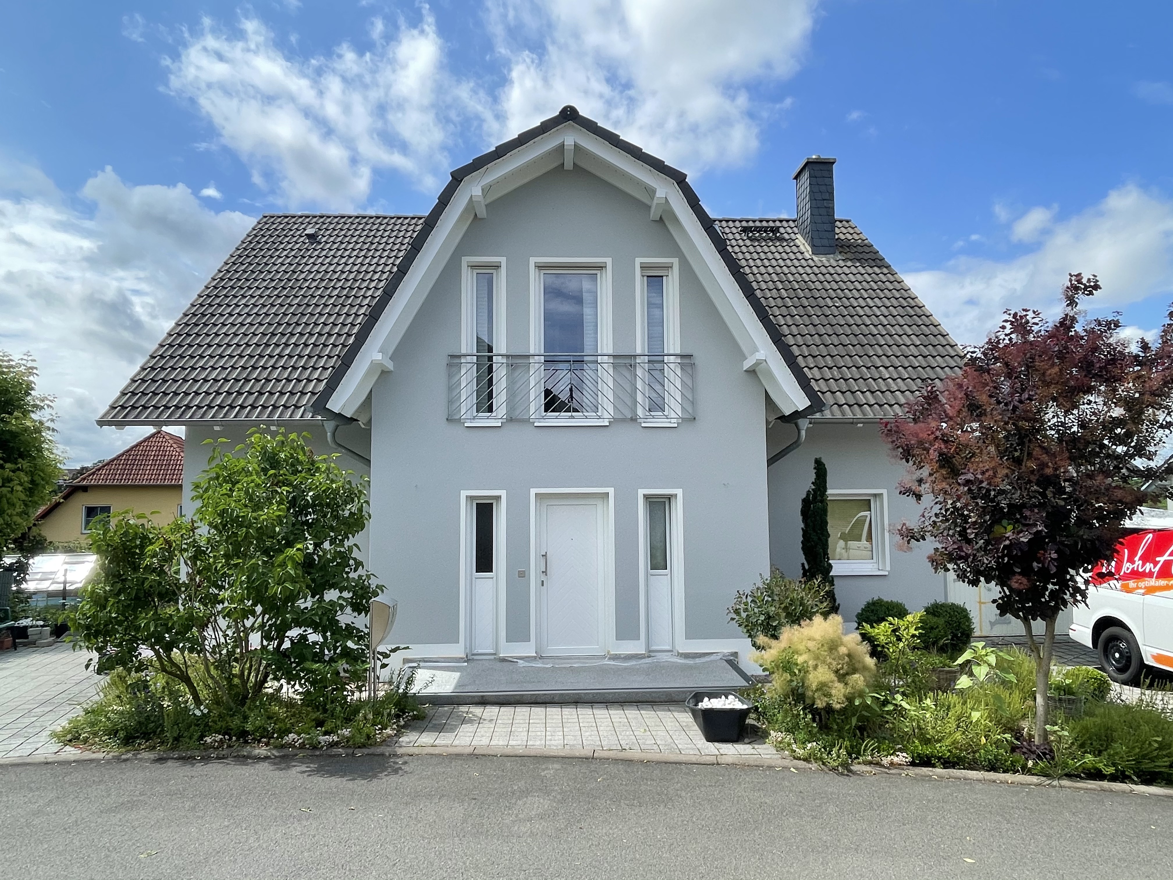 Eingerüstetes Mehrfamilienhaus mit WohnArt Banner