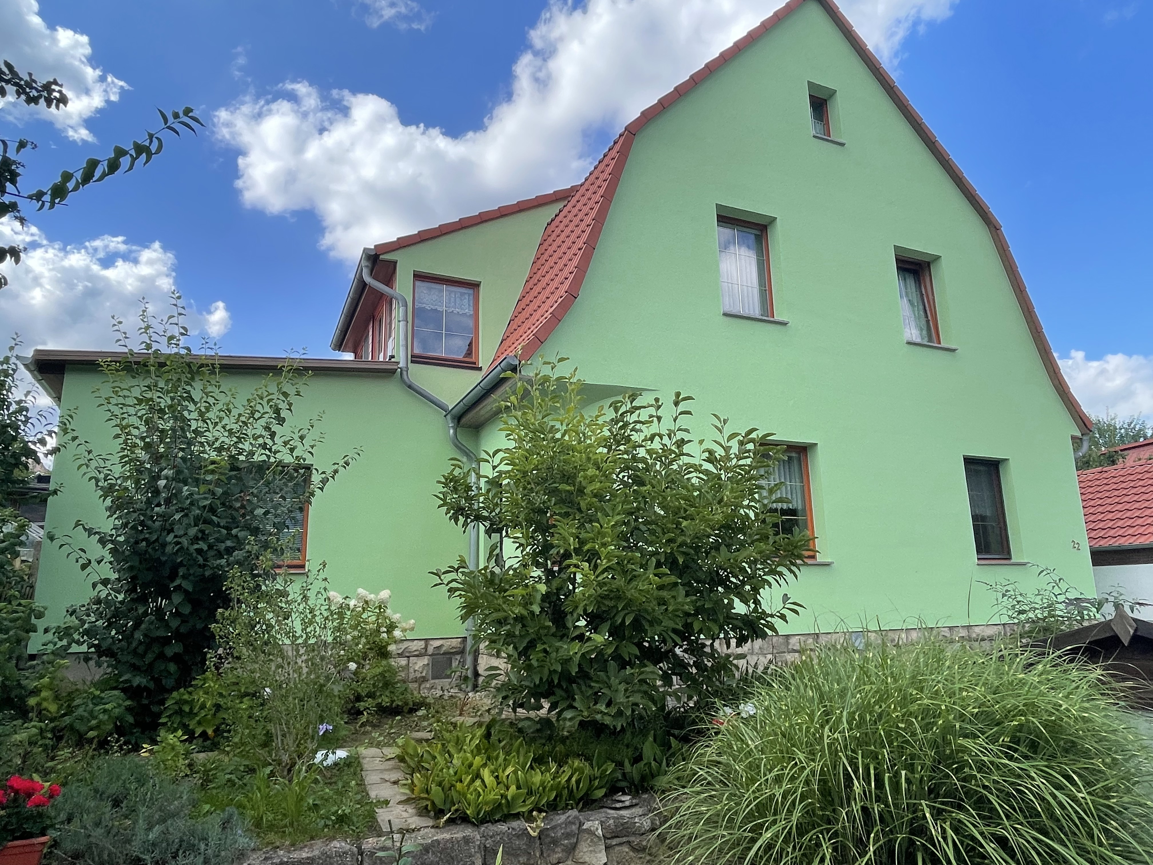 Hausfassade vor und nach dem Neuanstrich