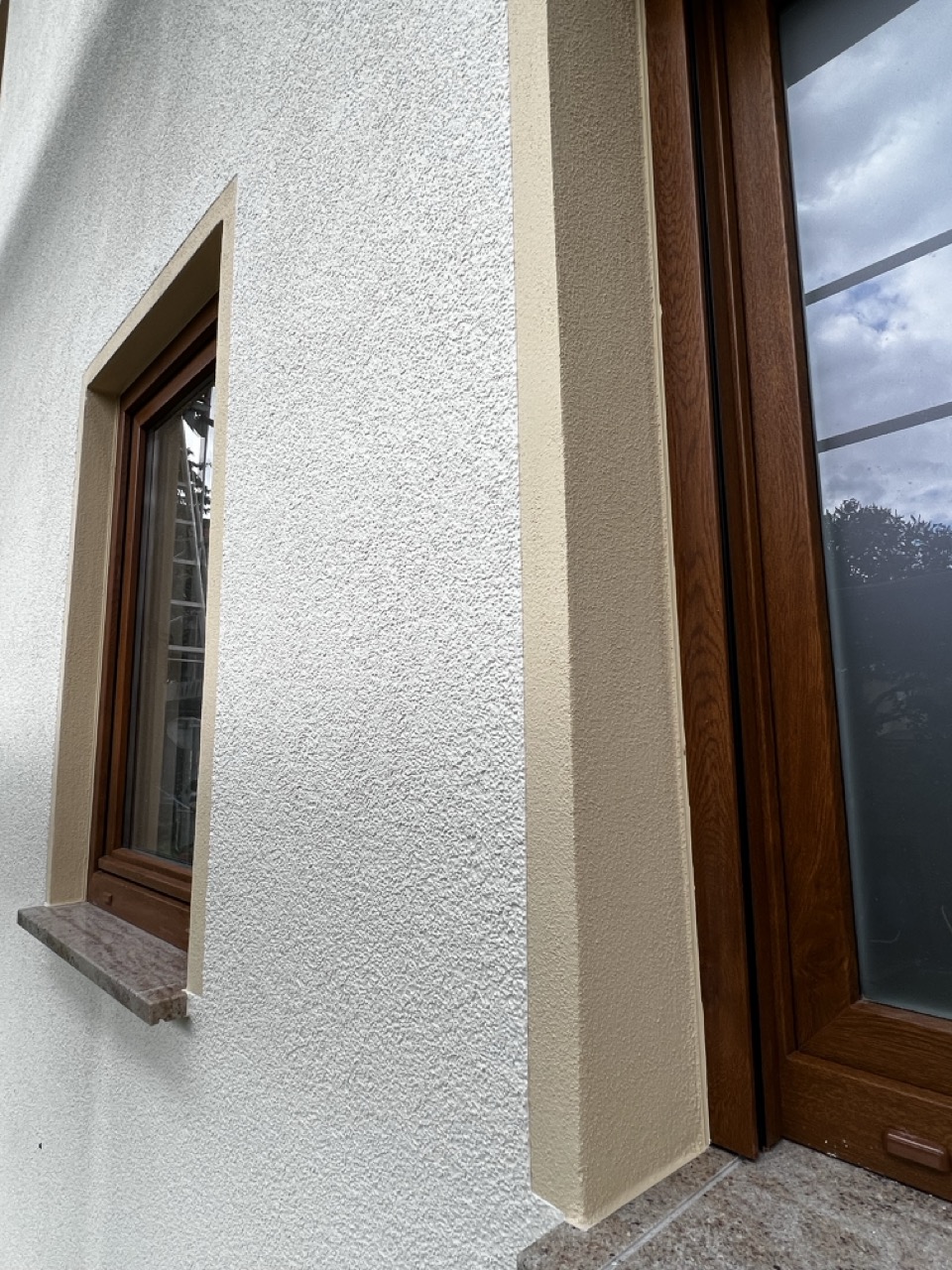 Fassade mit neuem Putz vor und nach der Sanierung