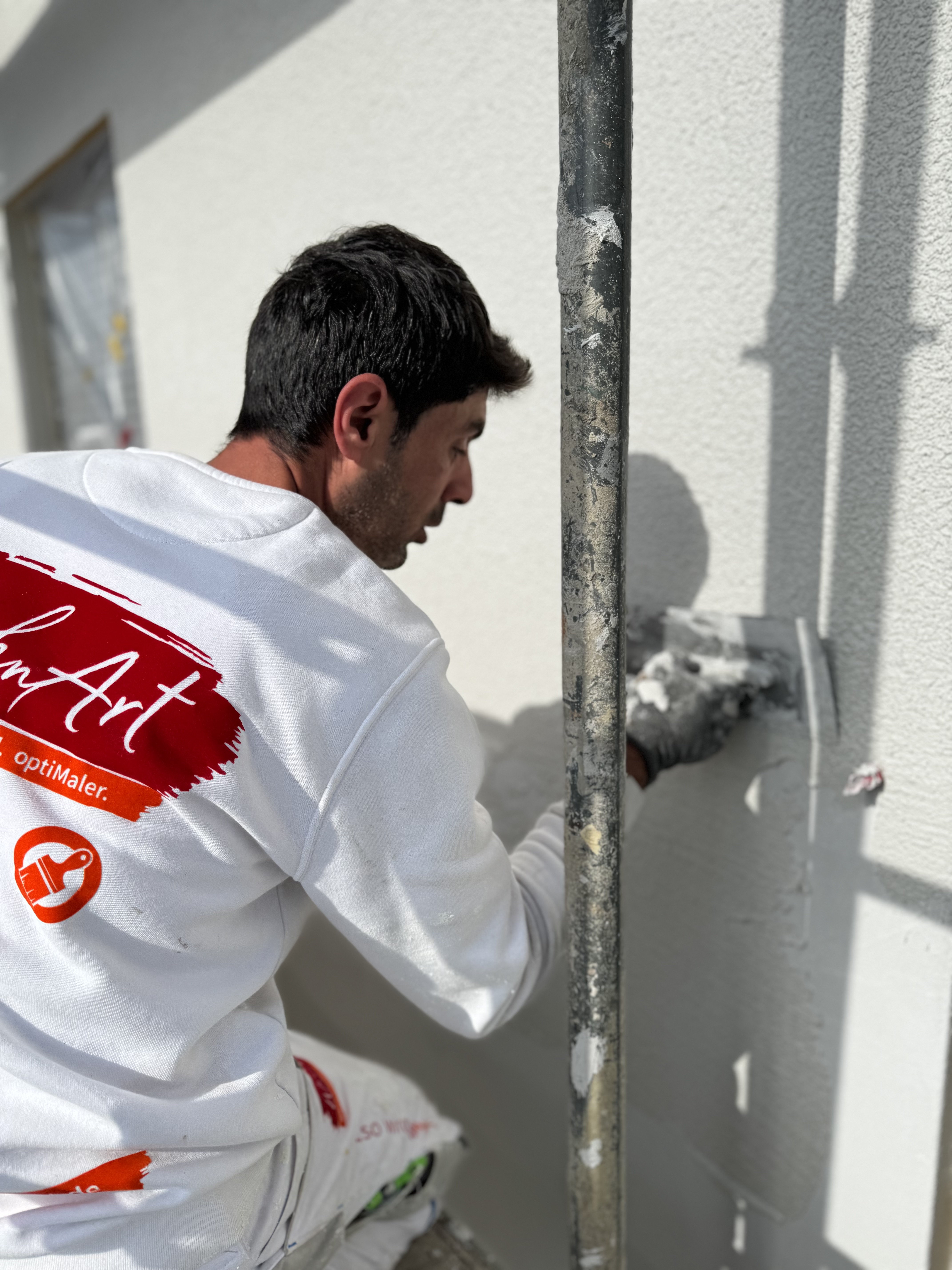 Handwerker von WohnArt bei Putz- und Spachtelarbeiten