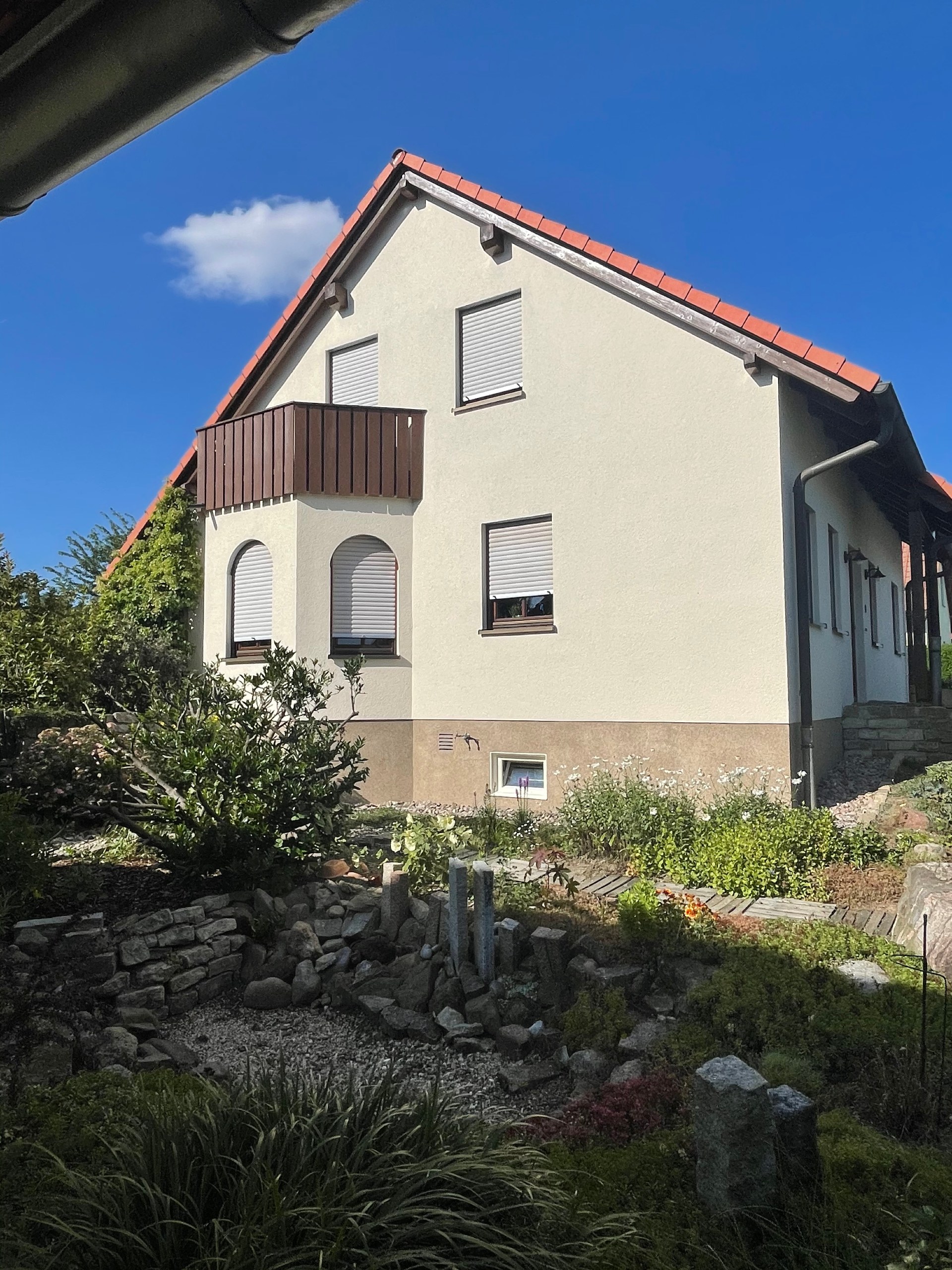 Hausfassade vor und nach dem Neuanstrich