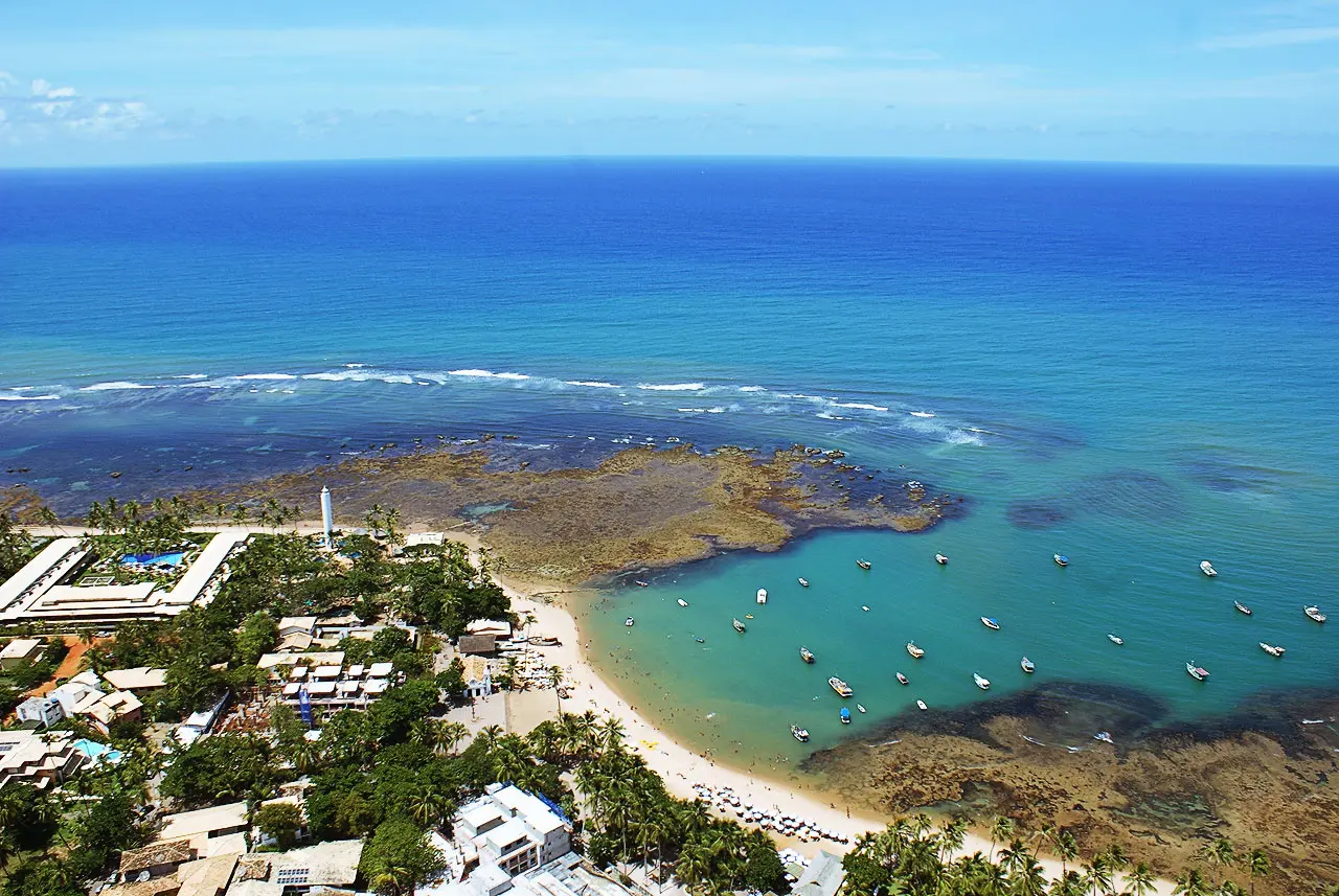 Arrecifes y playa de Praia do Forte vistos desde el cielo