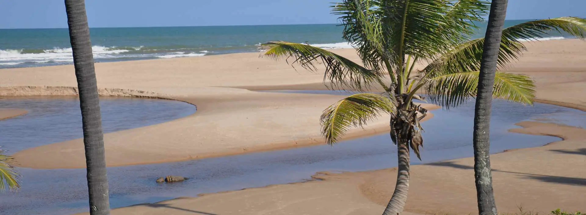 El río de Imbassaí que desemboca en el mar