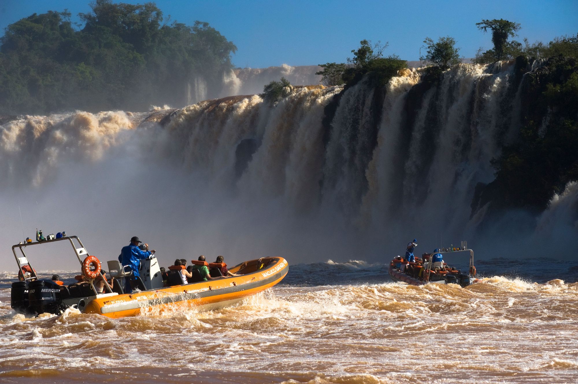 Paseo en barco al pie de las cataratas del Iguazú