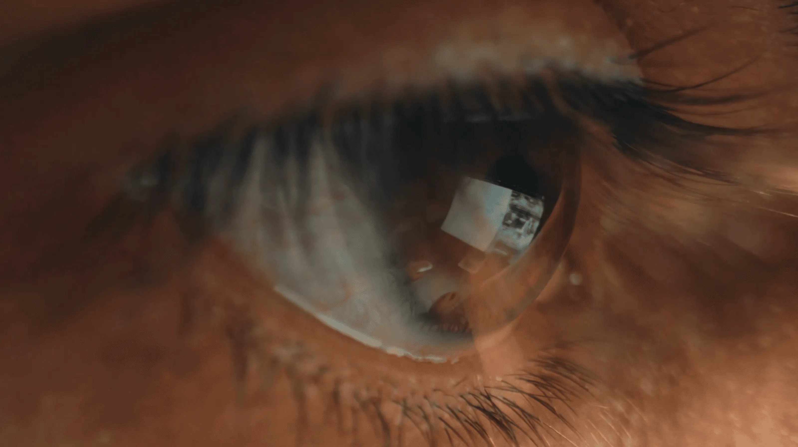 Nahaufnahme eines Auges, Standbild aus dem Webwavers-Film