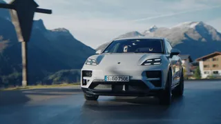 Weißer Porsche Macan vor Bergkulisse