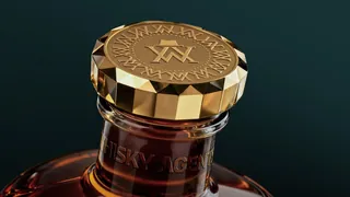 Whiskyflasche mit goldenem Verschluss und Logo von Whisky Agents