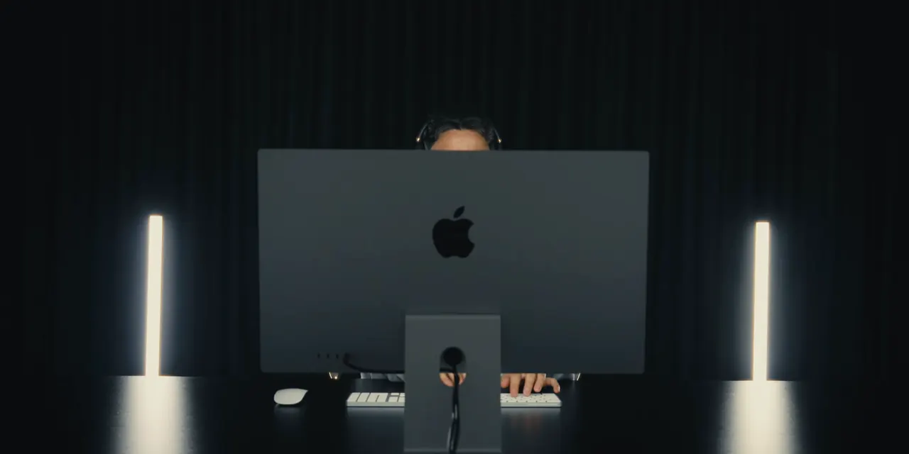 Arbeitsplatz mit Monitor