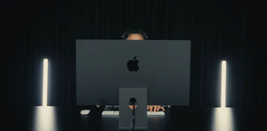 Arbeitsplatz mit großem Monitor im Webwavers-Studio