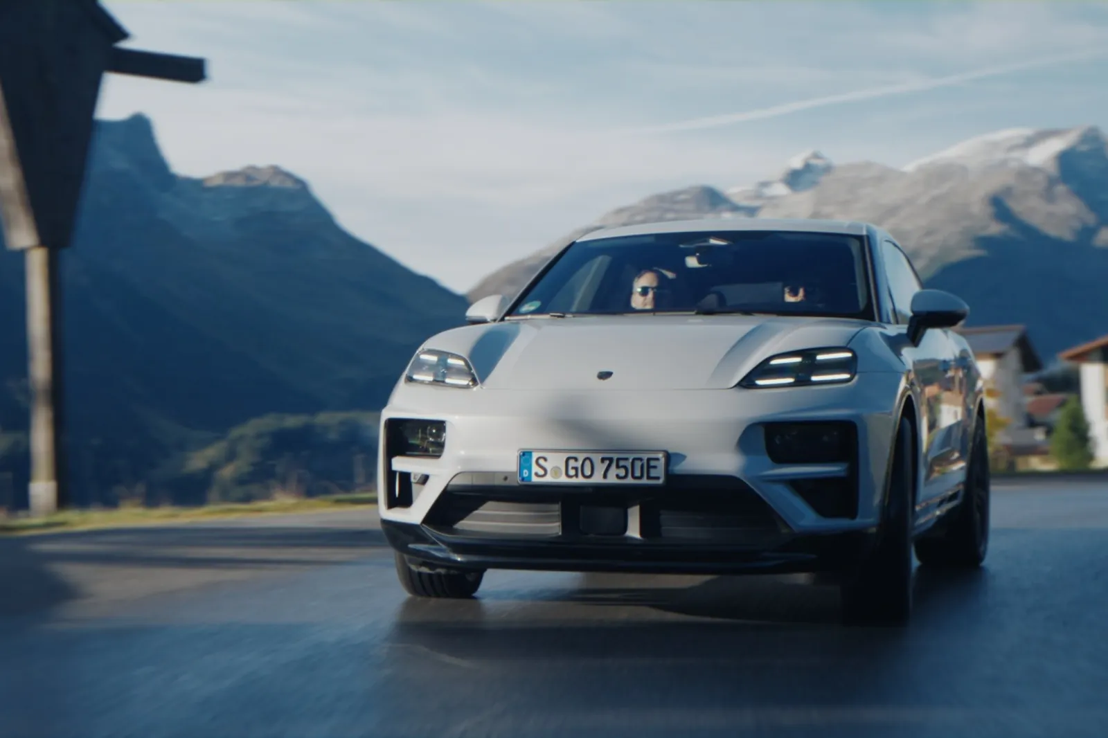 Porsche Macan in den Bergen bei der Fahrzeugpräsentation