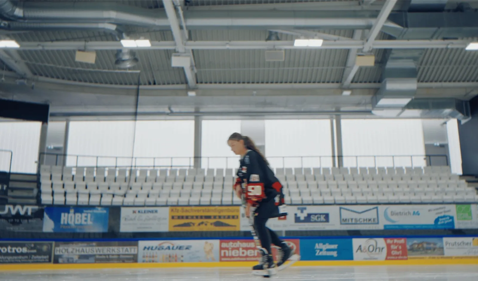Azubi im Eisstadion, Szene aus dem Azubifilm für Hoebel