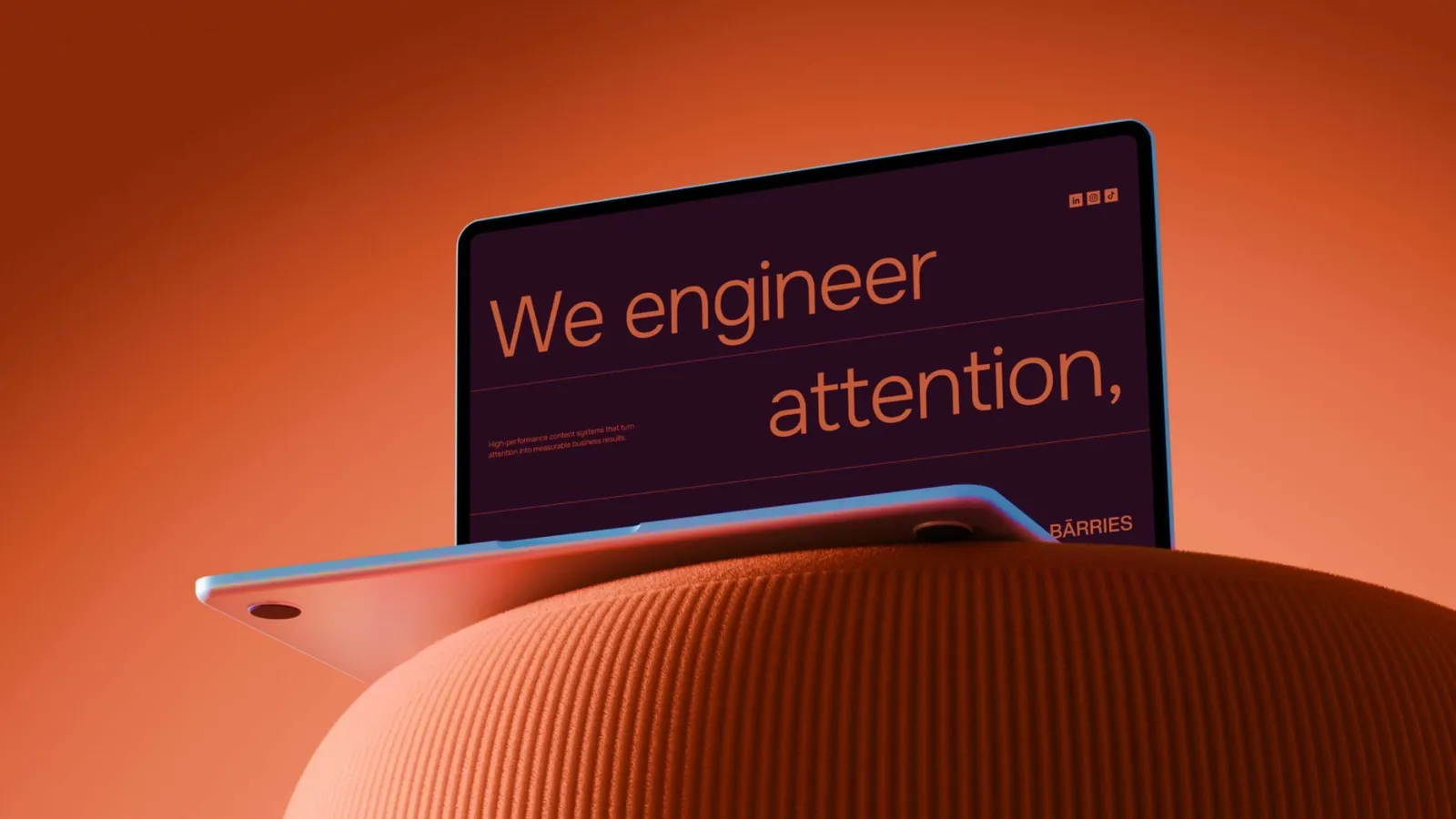 Laptop mit der Bárries-Website „We engineer attention“