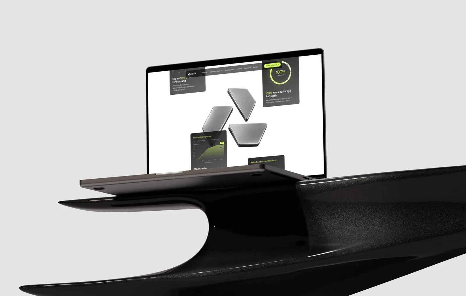Laptop mit der DRH-Website auf einer schwarzen Skulptur