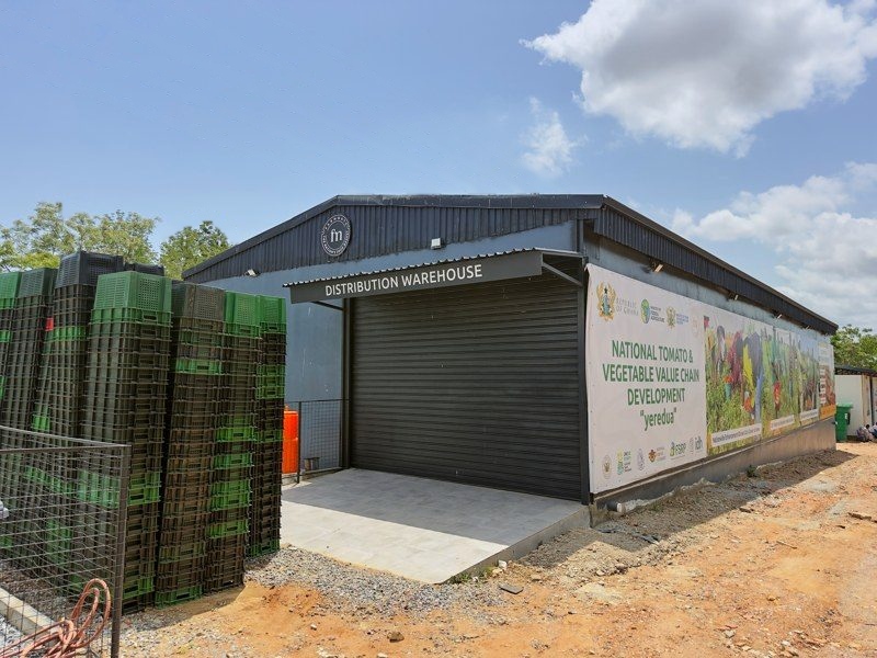 Distribution warehouse with stacked crates
