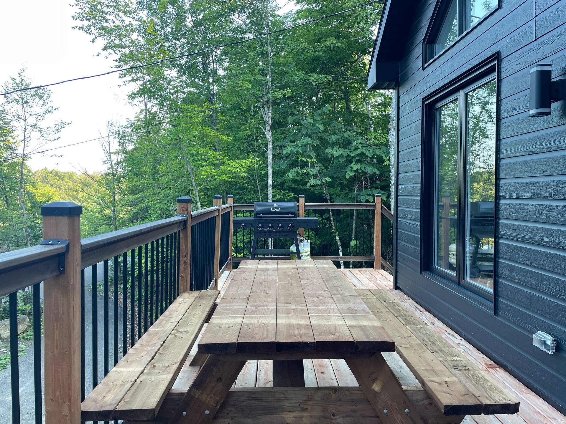 Outdoor dining on the deck