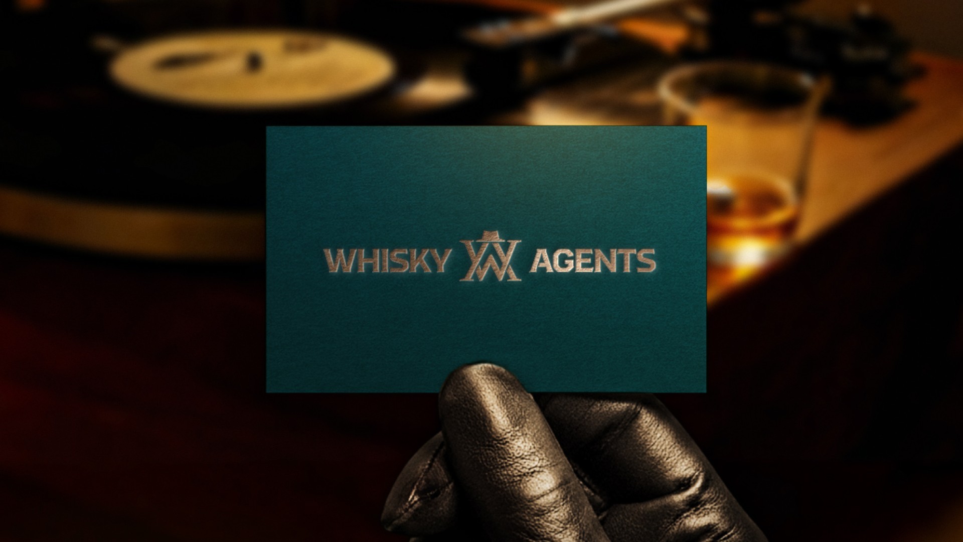 Hand im Lederhandschuh hält eine Whisky-Agents-Karte