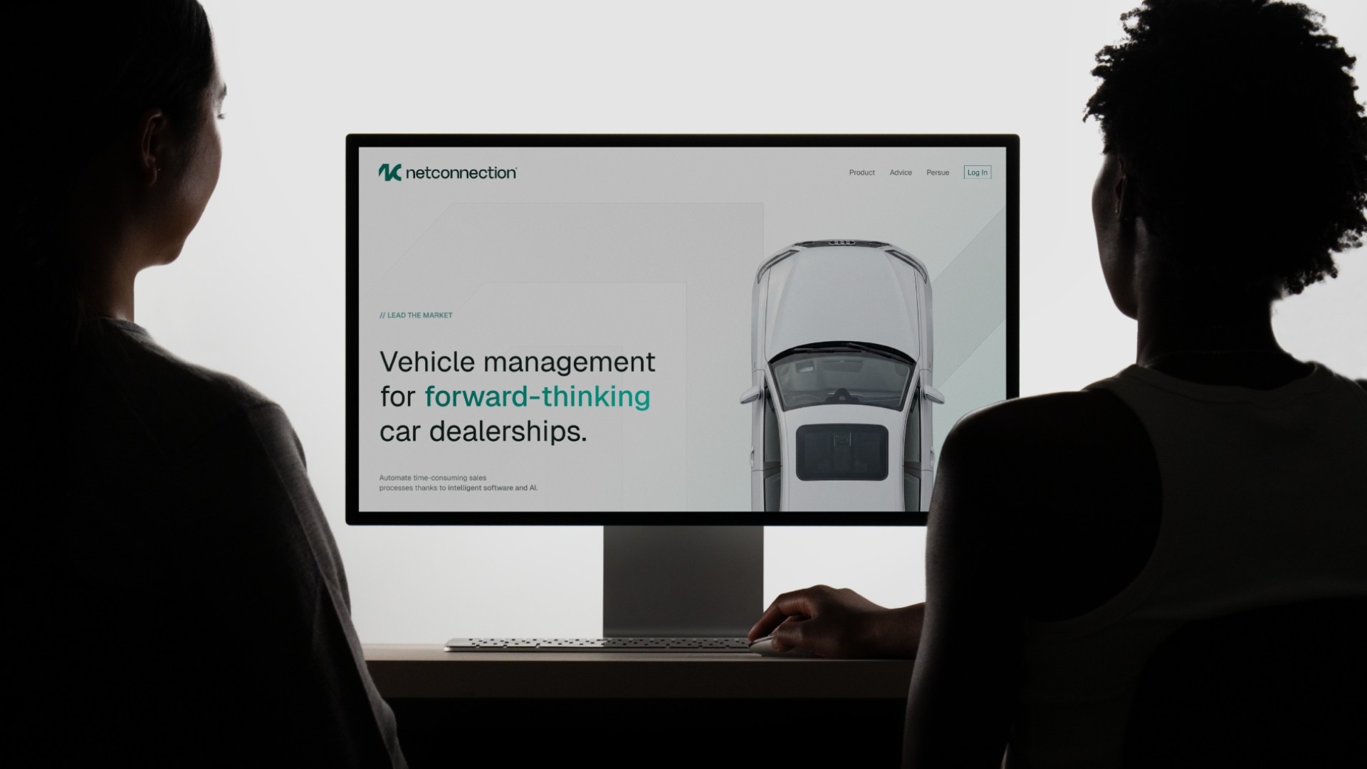Zwei Personen vor einem Monitor mit der NetConnection-Website