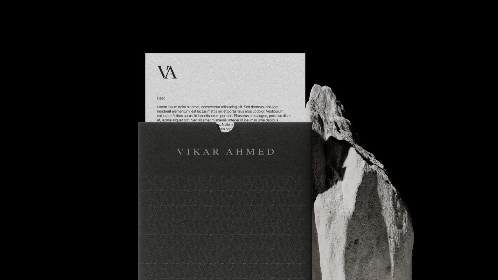 Vikar-Ahmed-Briefpapier und Mappe neben einem Stein
