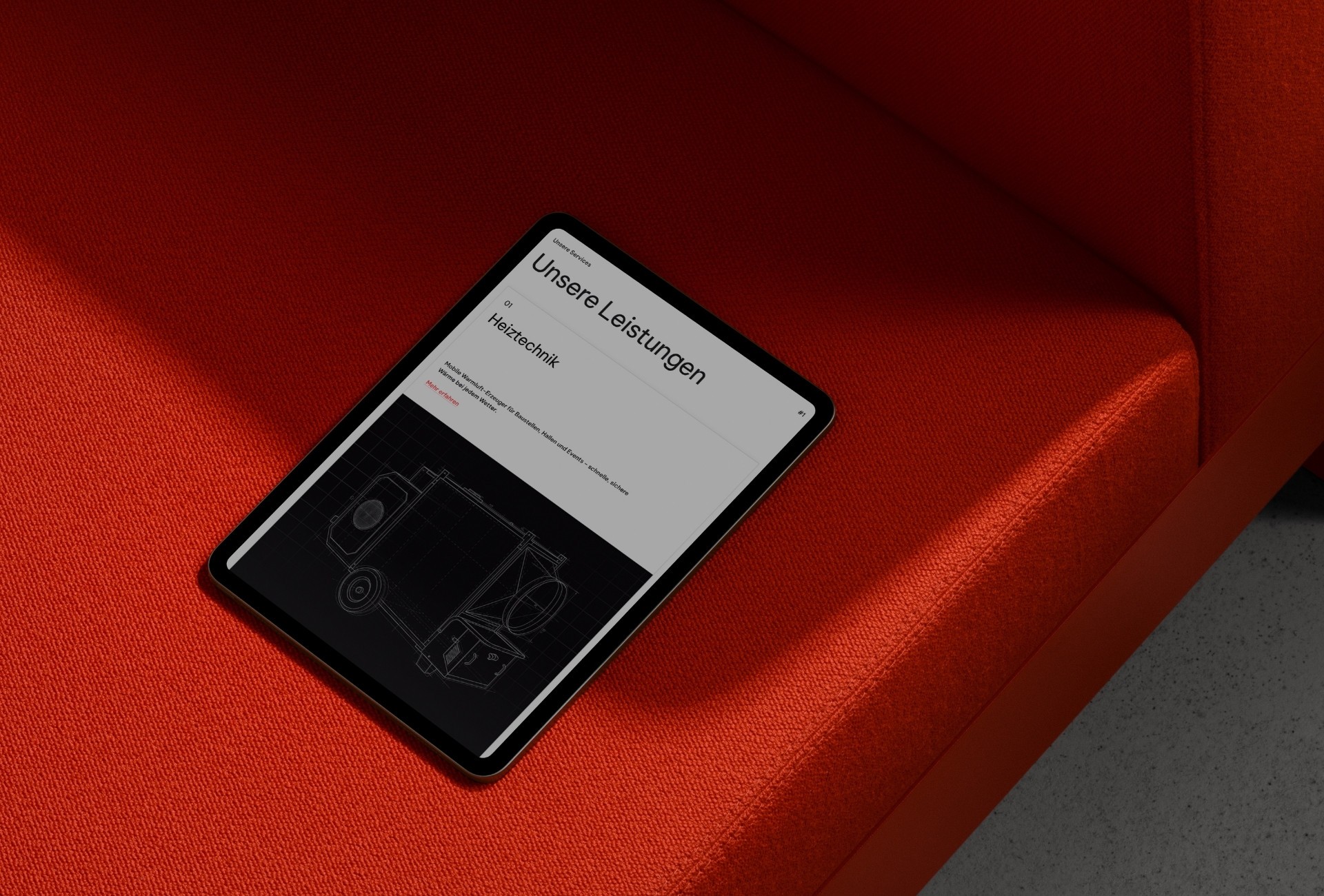 Tablet mit der REA-Leistungsseite auf rotem Polster