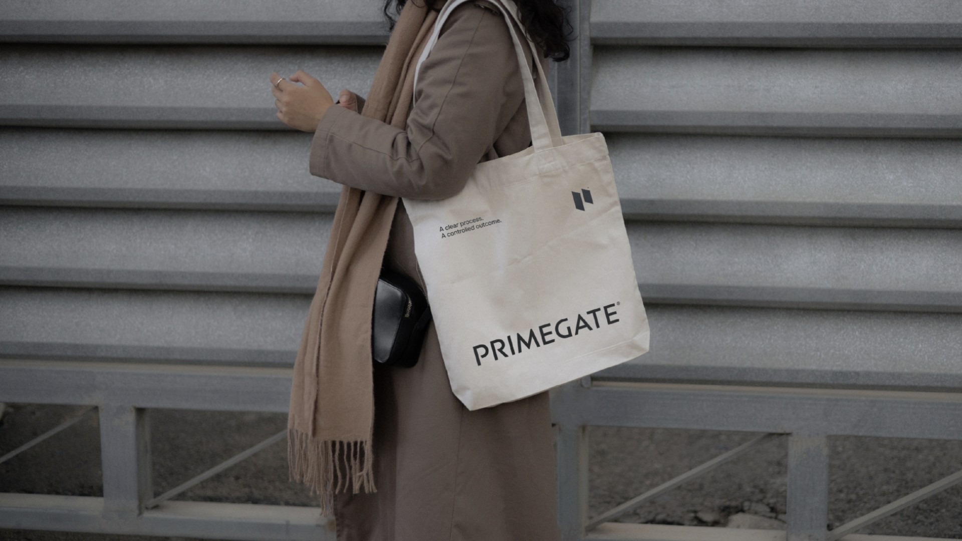 Frau mit Primegate-Stofftasche
