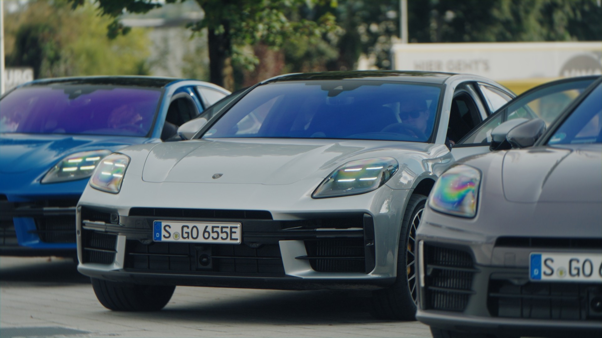 Mehrere Porsche-Modelle nebeneinander geparkt