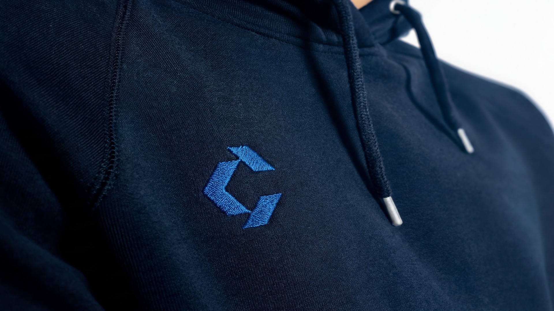 CSM-Bildmarke auf einem dunkelblauen Hoodie