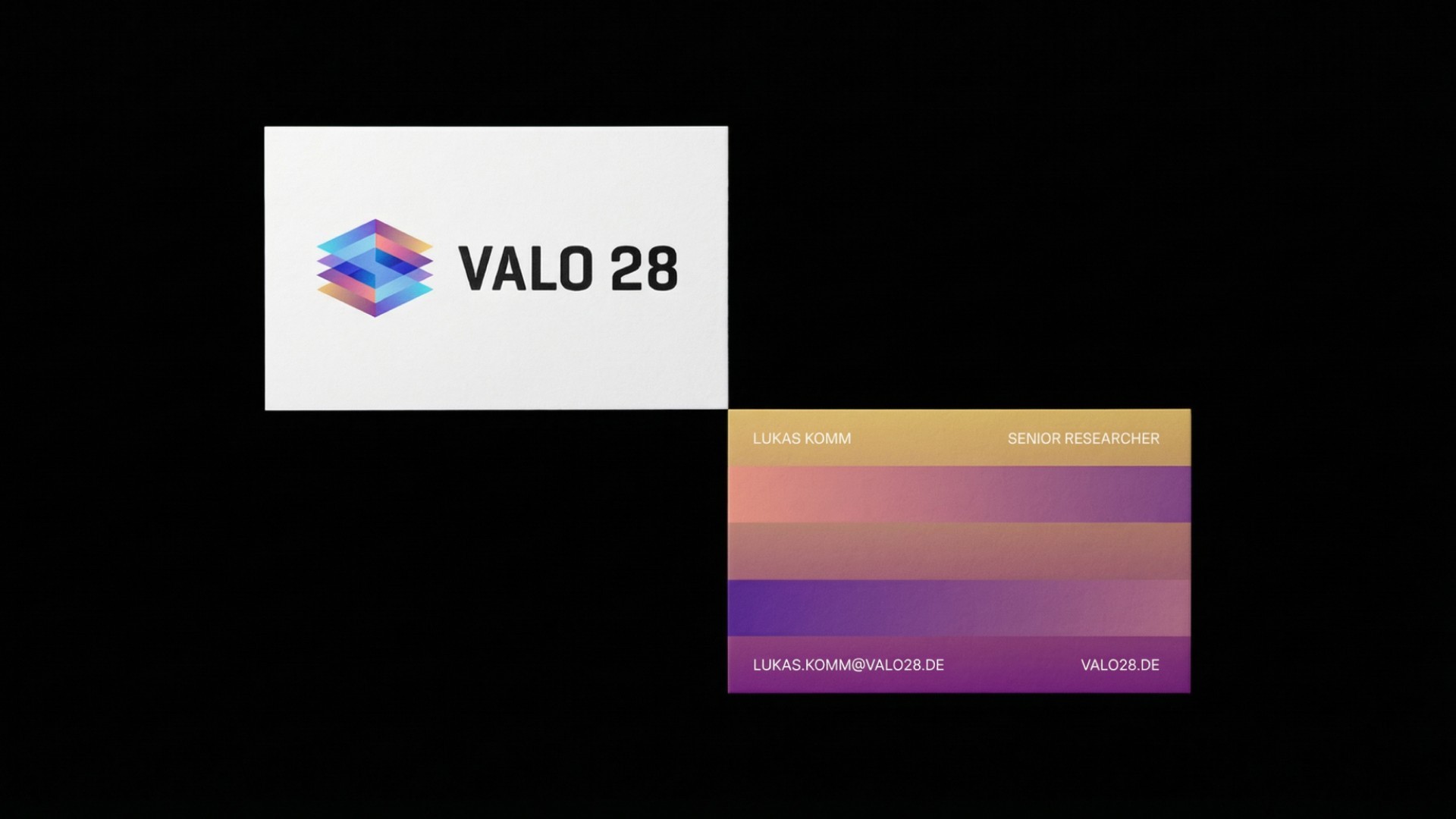 Valo28-Logo und Visitenkarte auf schwarzem Hintergrund