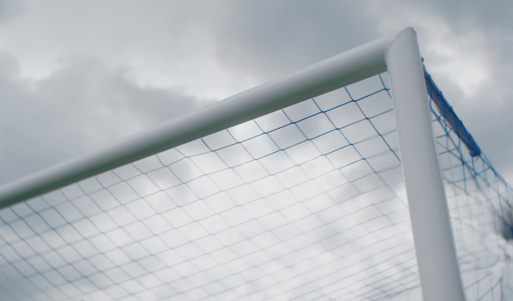 Fußballtor vor bewölktem Himmel, Szene aus dem Höbel-Imagefilm