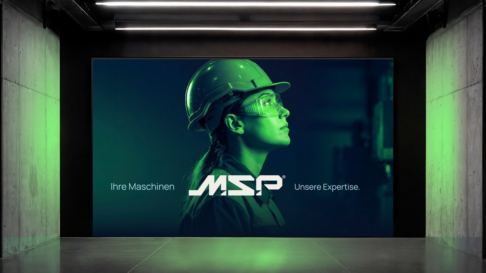 MSP-Plakat mit Technikerin im Schutzhelm in einer Halle
