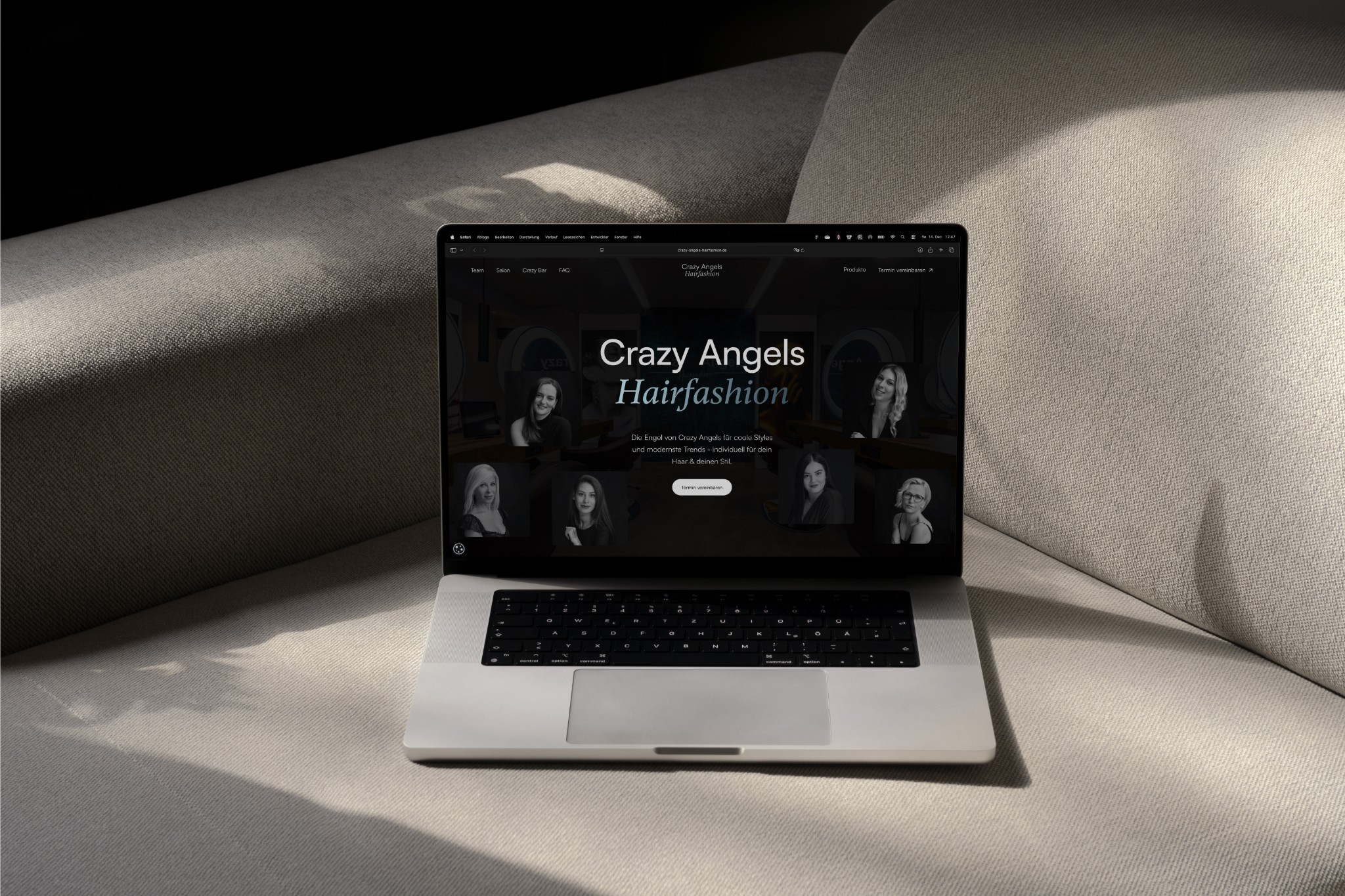 Laptop mit der Crazy-Angels-Hairfashion-Website auf einem Sofa