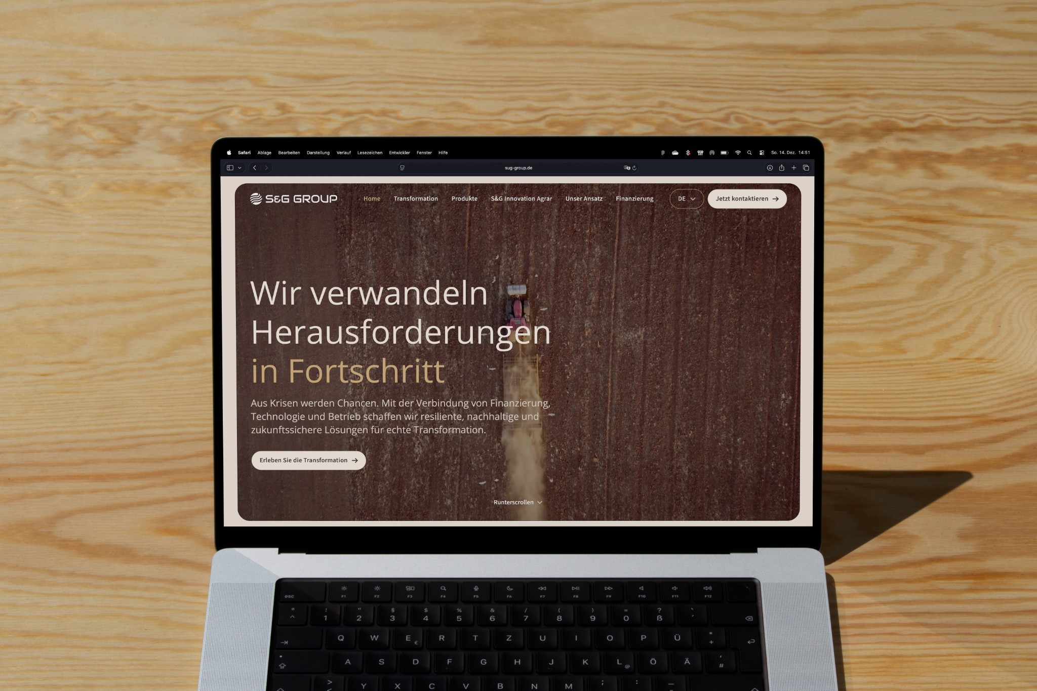 Laptop mit der S&G-Group-Website auf Holz
