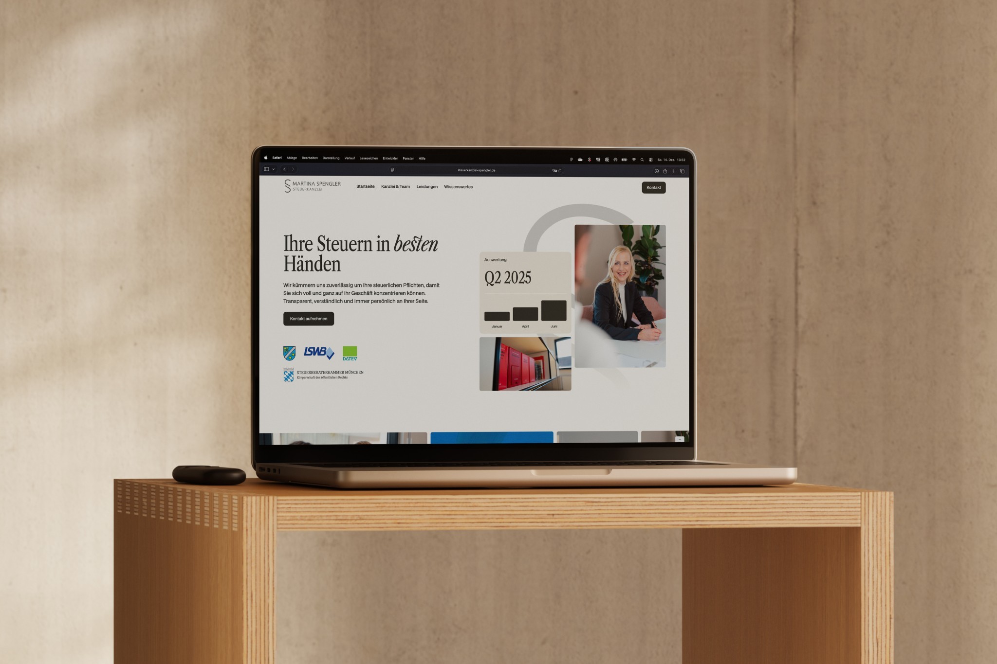 Laptop mit der Website der Steuerkanzlei Spengler auf einem Holztisch