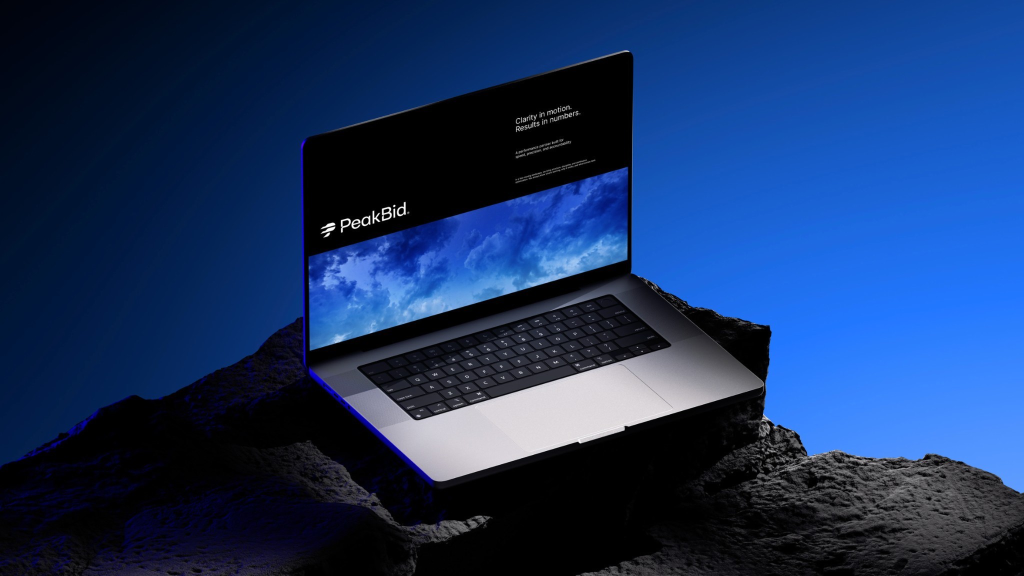 Laptop mit der PeakBid-Website auf dunklem Felsen