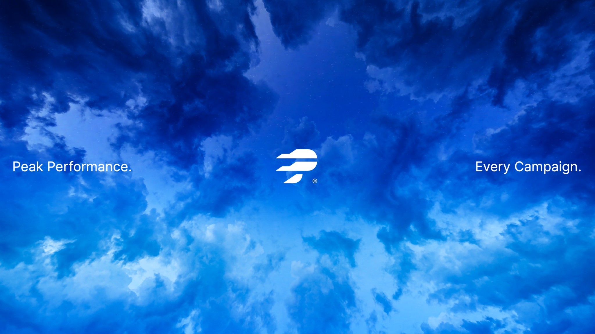 PeakBid-Bildmarke vor blauem Wolkenhimmel