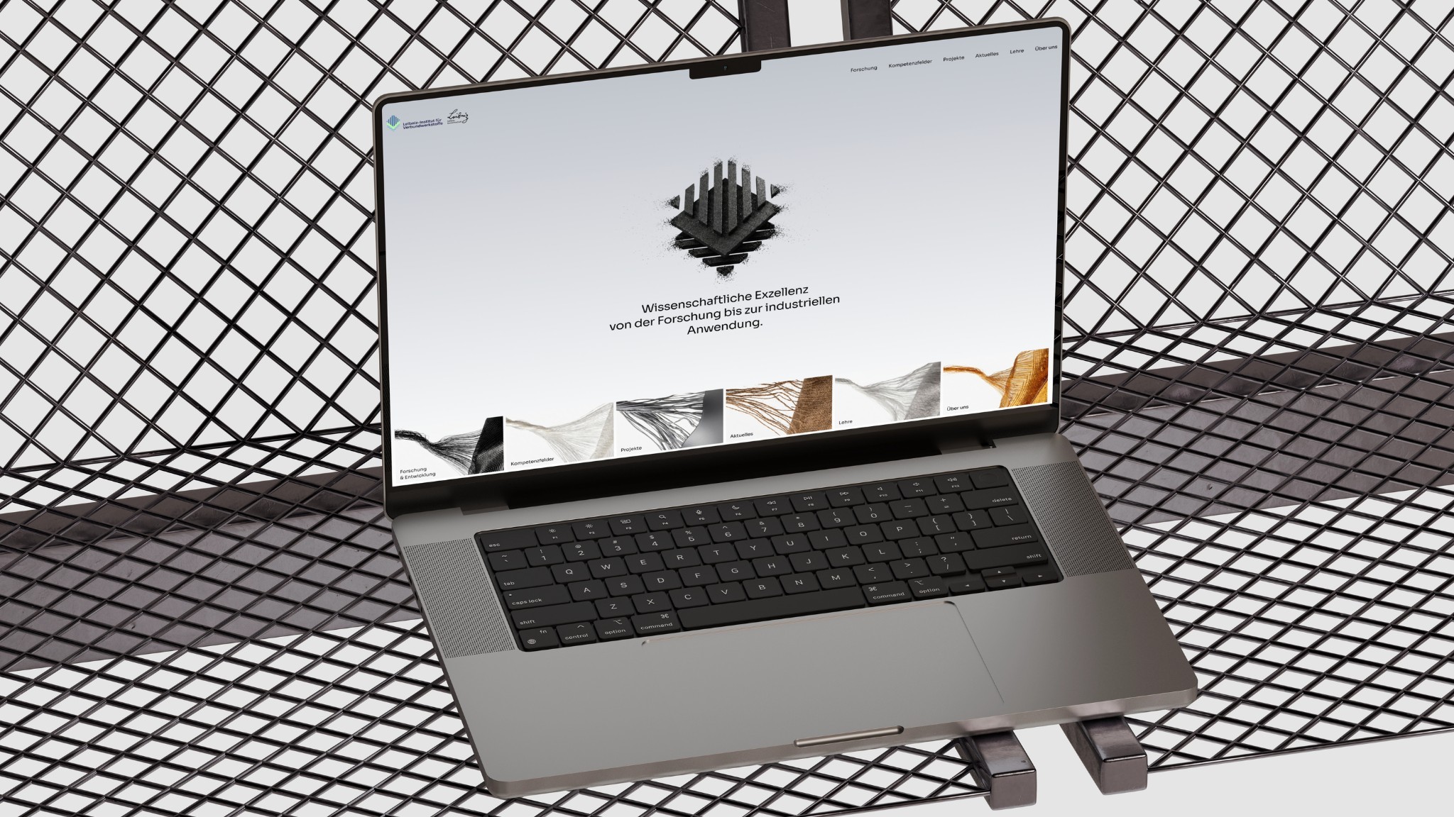 Laptop mit der Website des Leibniz-Instituts auf einer Gitterfläche