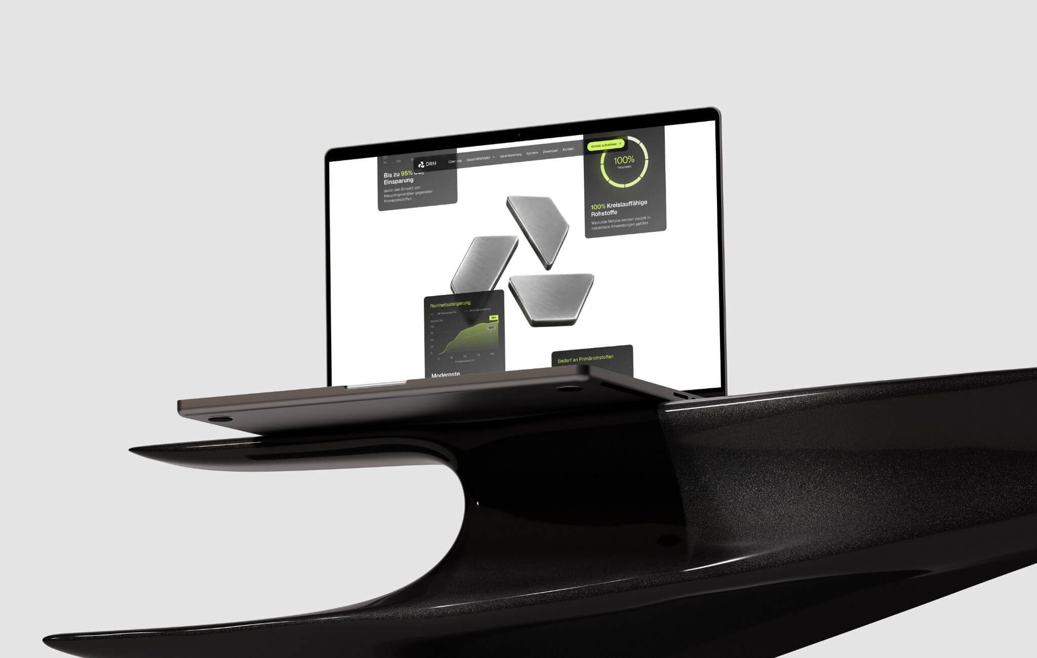 Laptop mit der DRH-Website auf einer schwarzen Skulptur