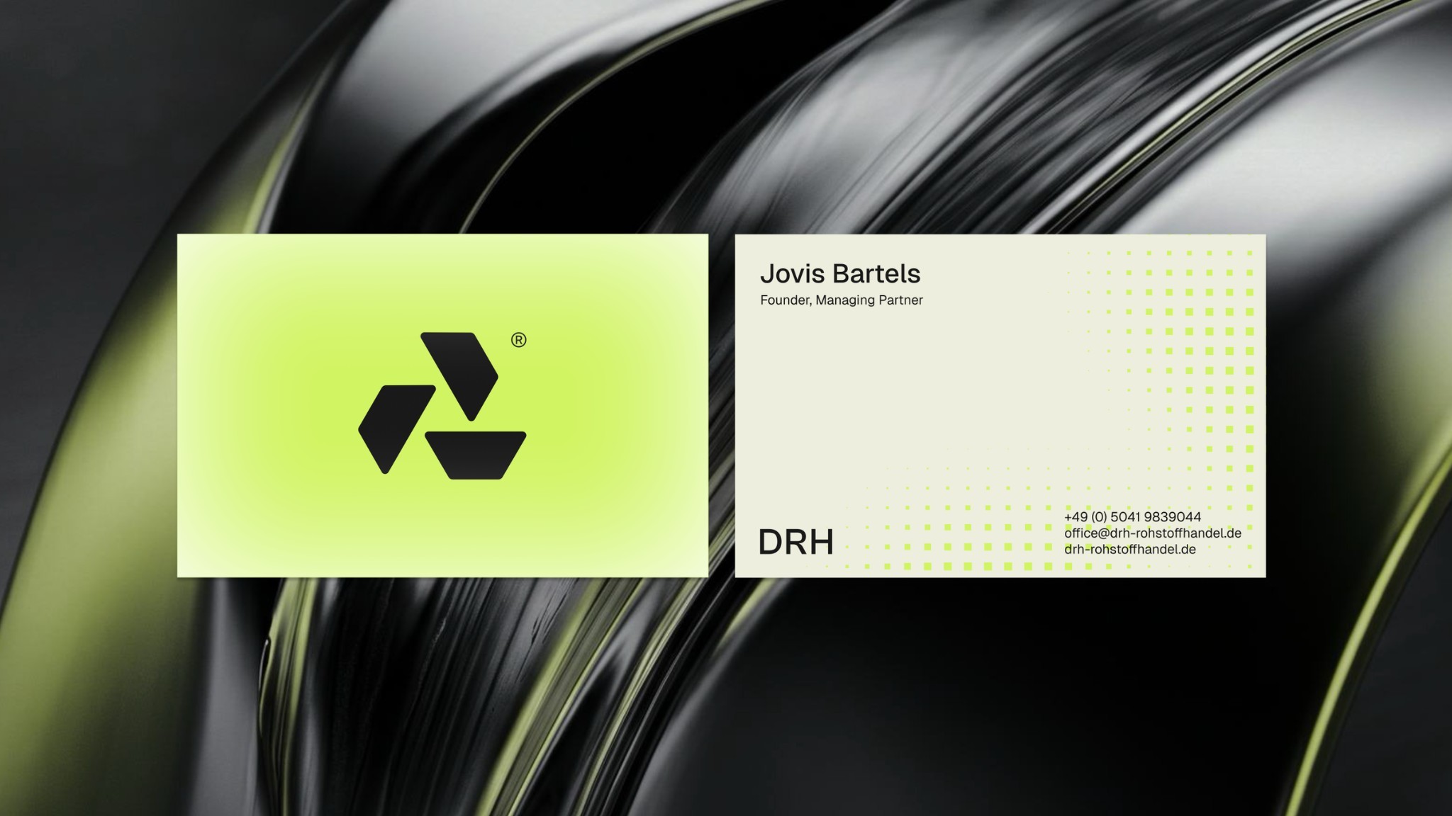 DRH-Visitenkarte vor dunkler 3D-Form