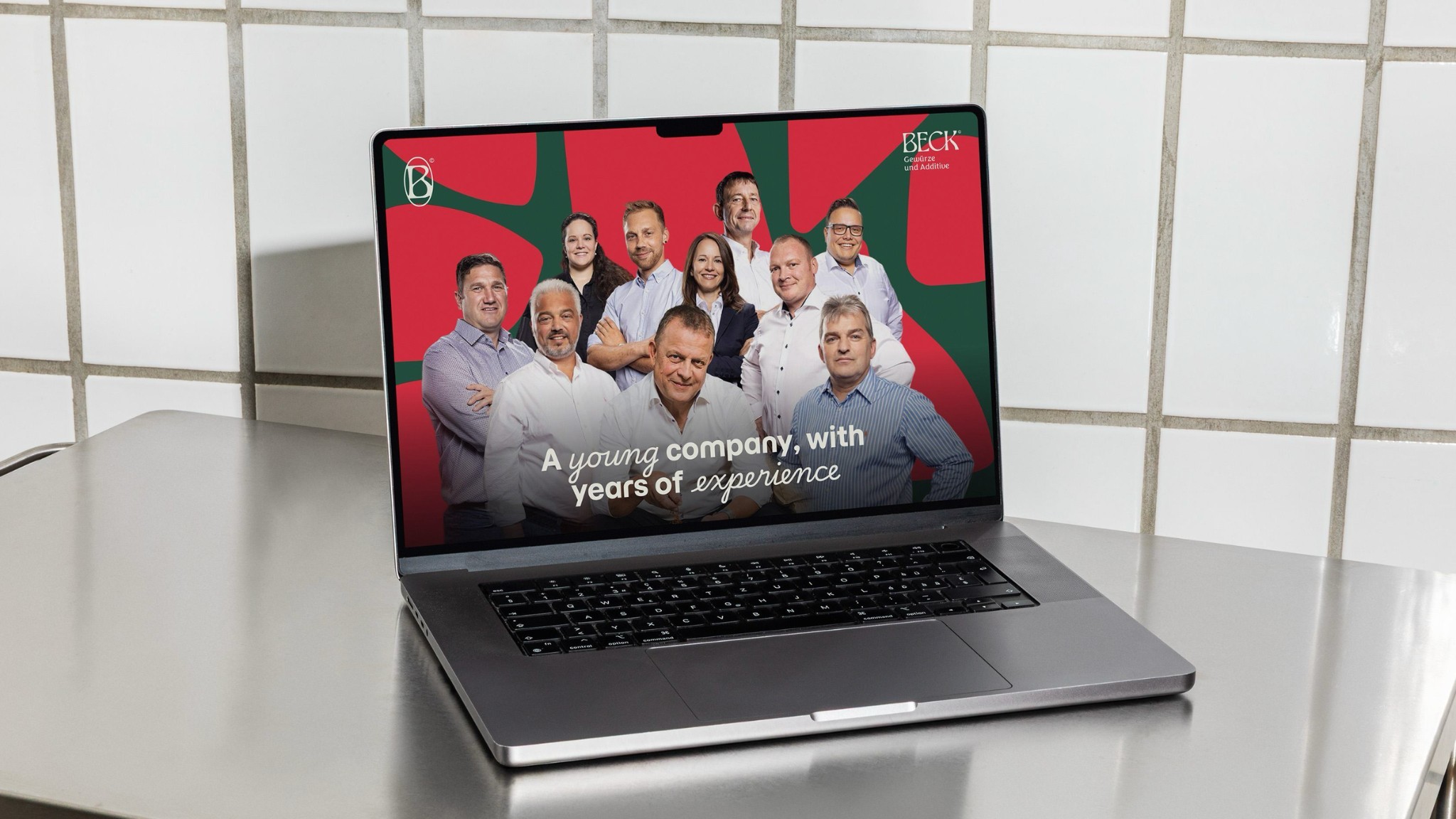 Laptop mit der neuen Beck-Website, im Hero ein Teamfoto