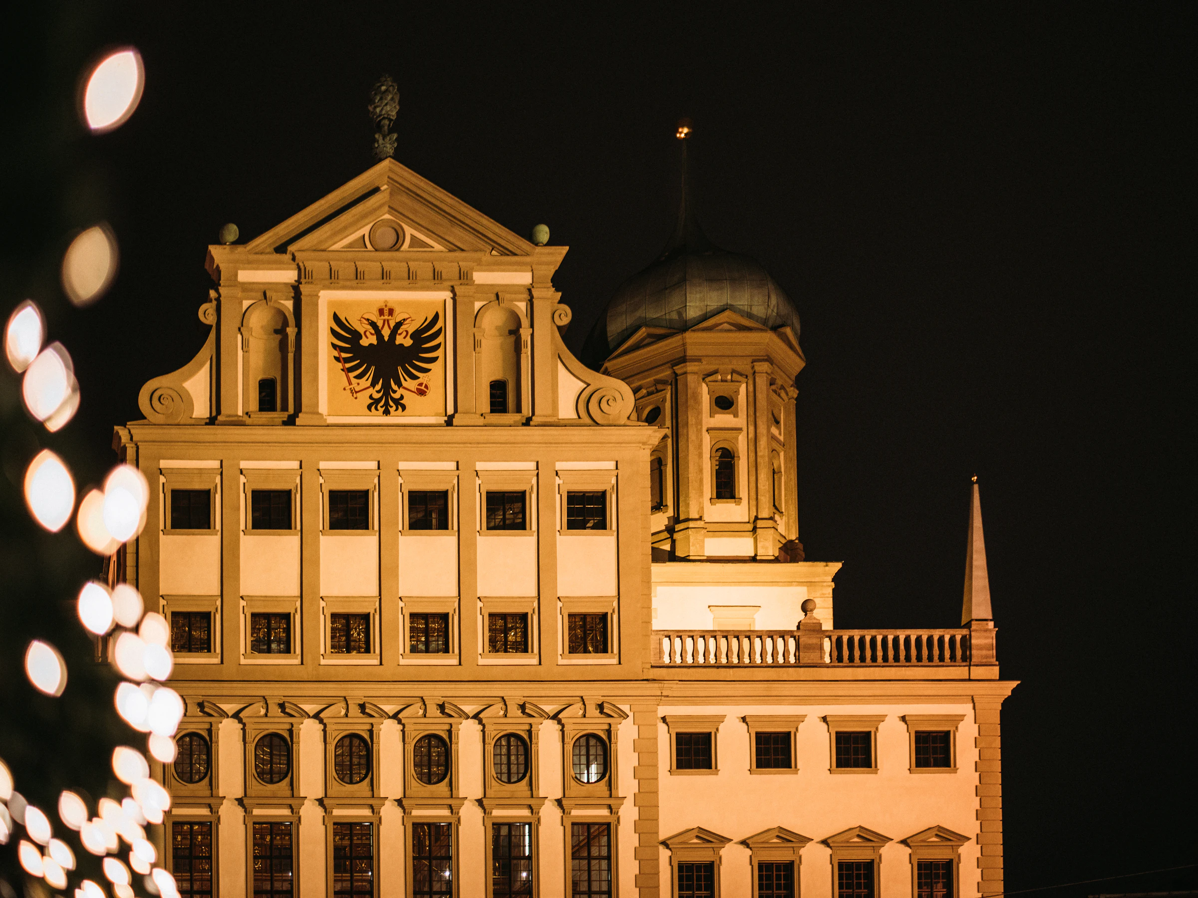 Augsburger Rathaus am Abend mit beleuchteter Fassade