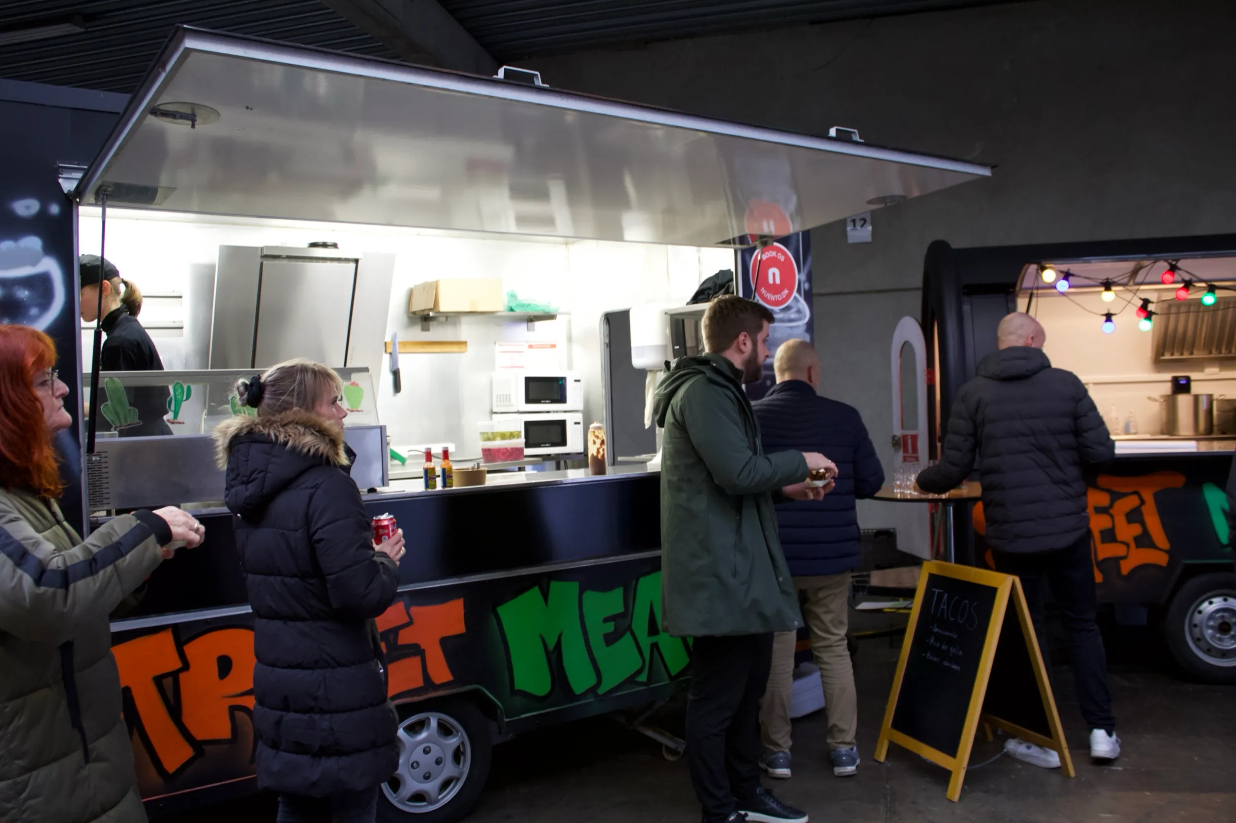 Gæster ved Street Meals' to food trucks på lageret til a. hartrodts kundedag i Skanderborg