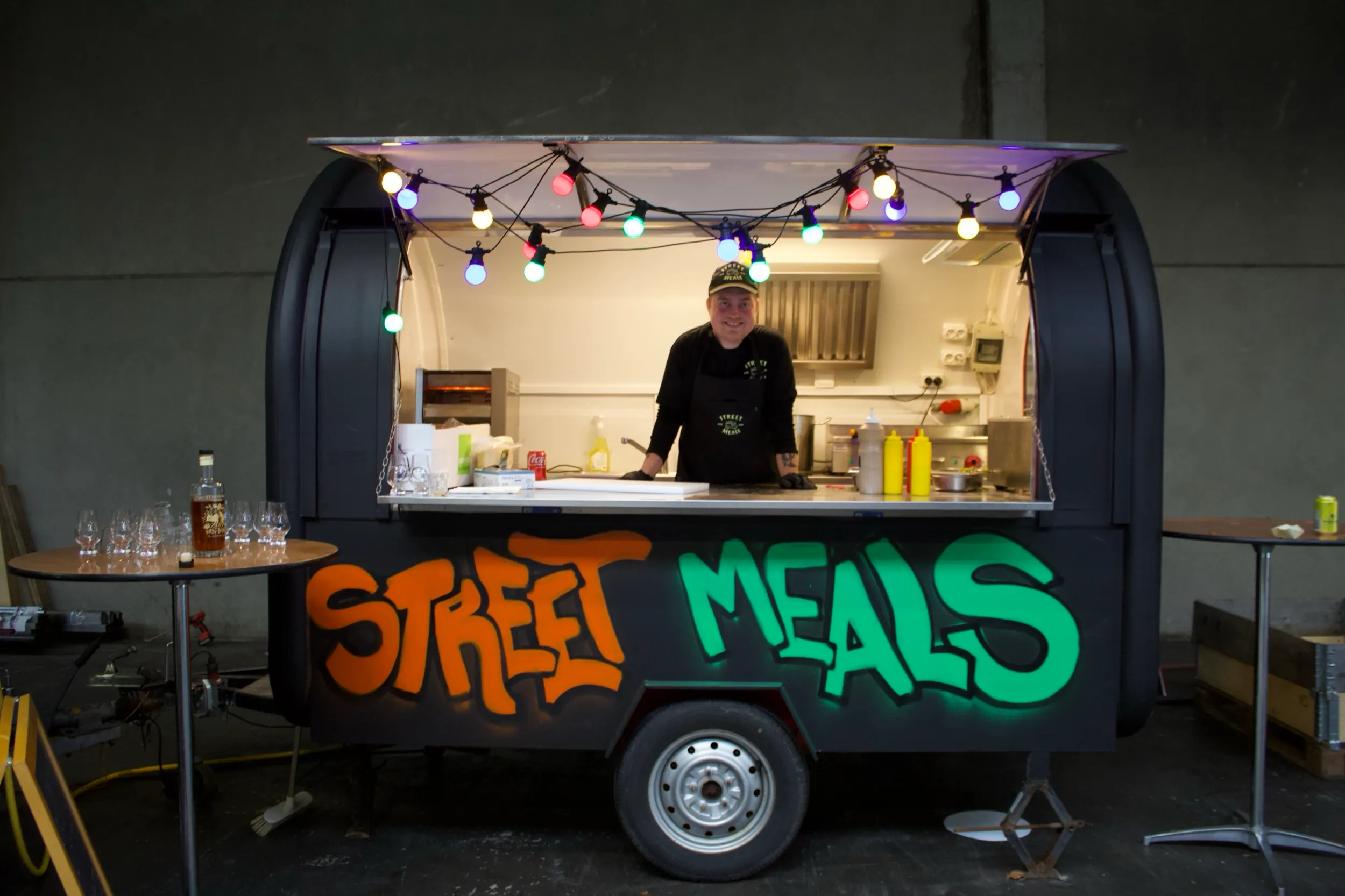 Street Meals' food truck med lyskæde klar på lageret