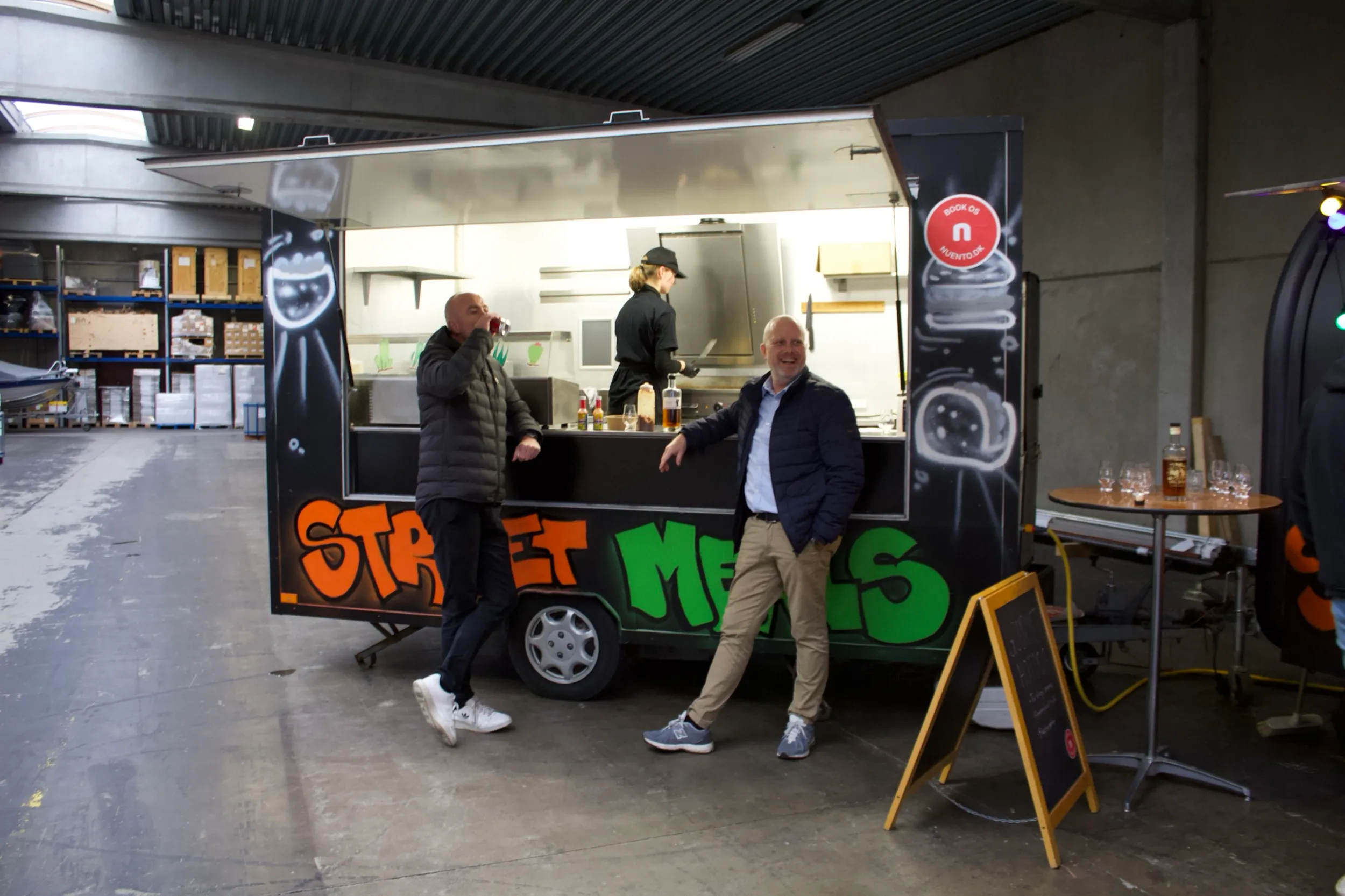 Gæster bestiller ved food trucken til kundedagen