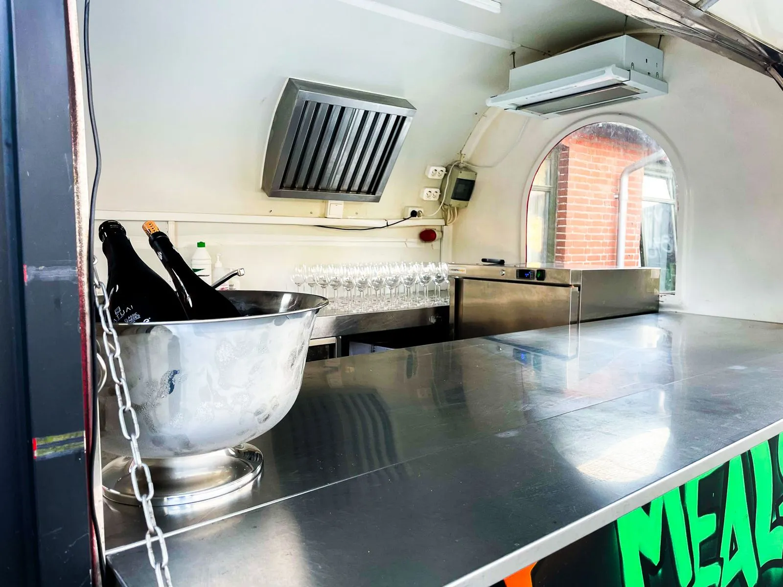 Bardisk i Street Meals' barvogn med glas og bobler på is