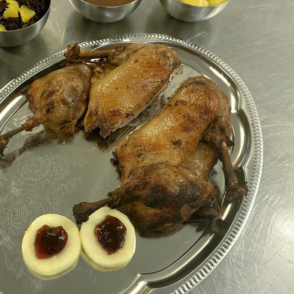 Konfiteret and på fad med æbler med gelé