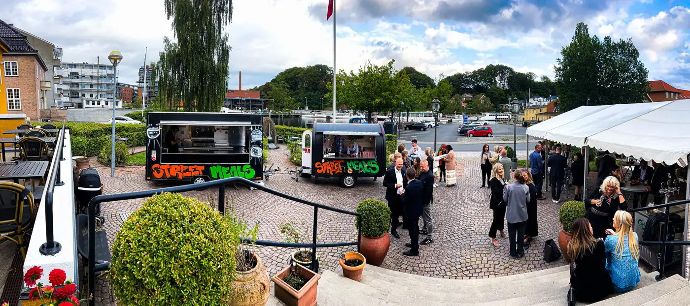 Street Meals' food truck og vinvogn på Silkeborg Havn med gæster til en 50 års fødselsdag