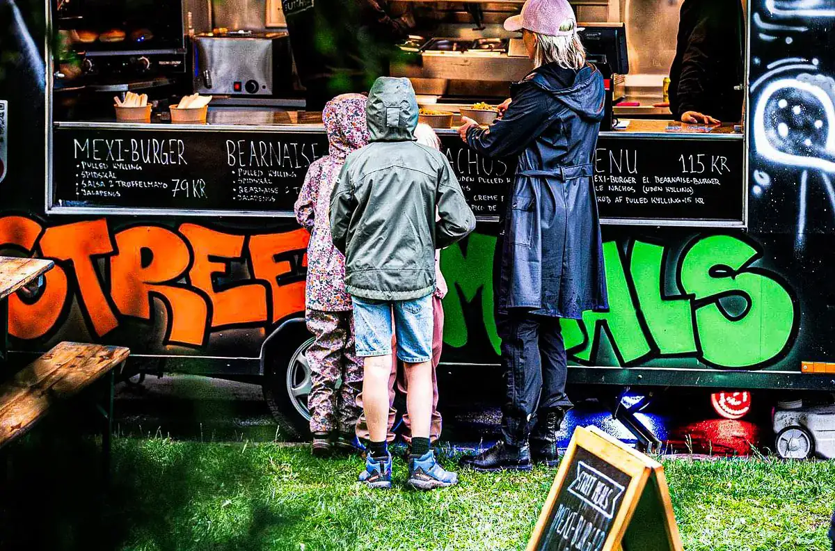 Gæster bestiller ved Street Meals' food truck