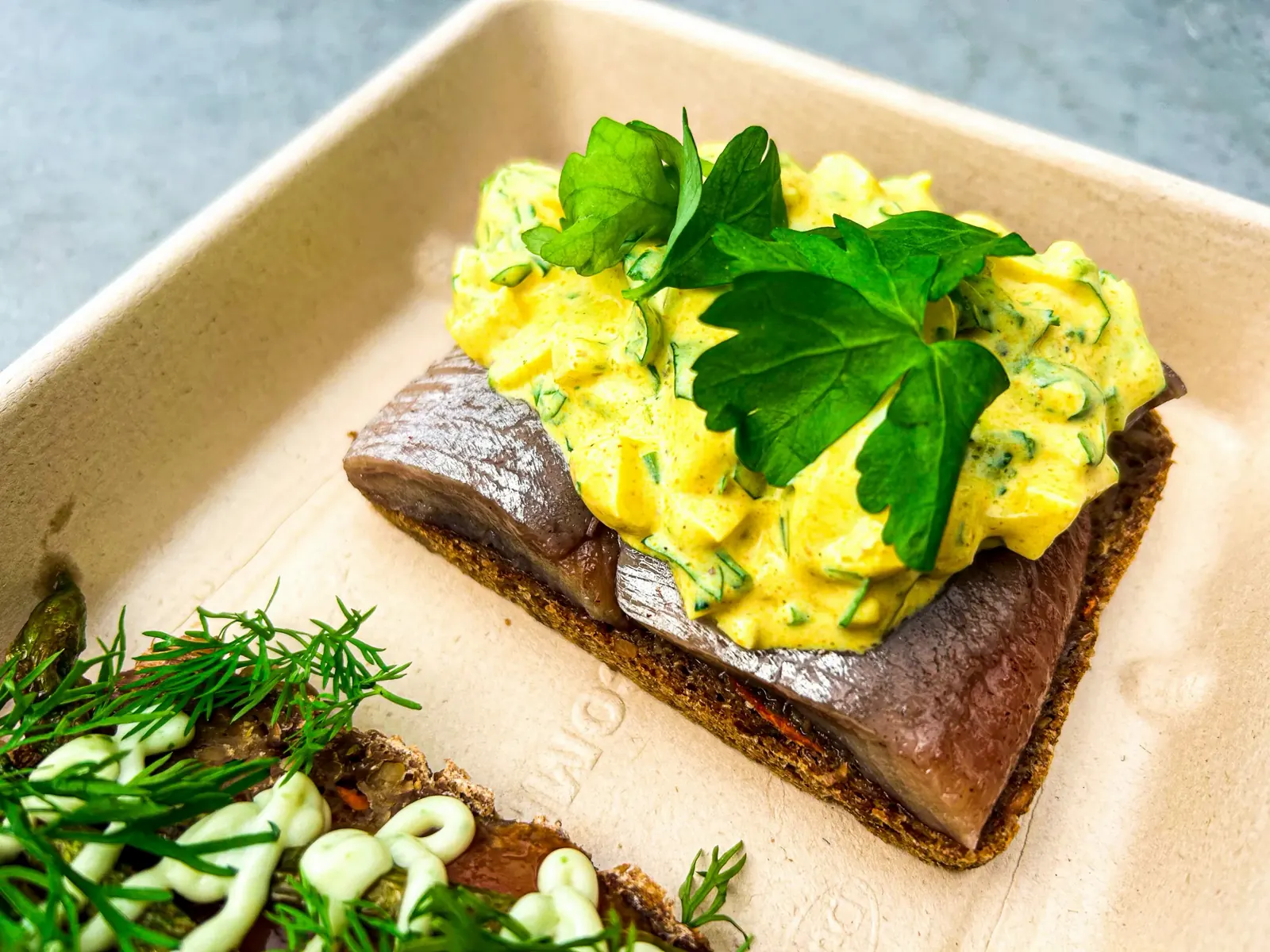 Smørrebrød med kryddersild og æggesalat