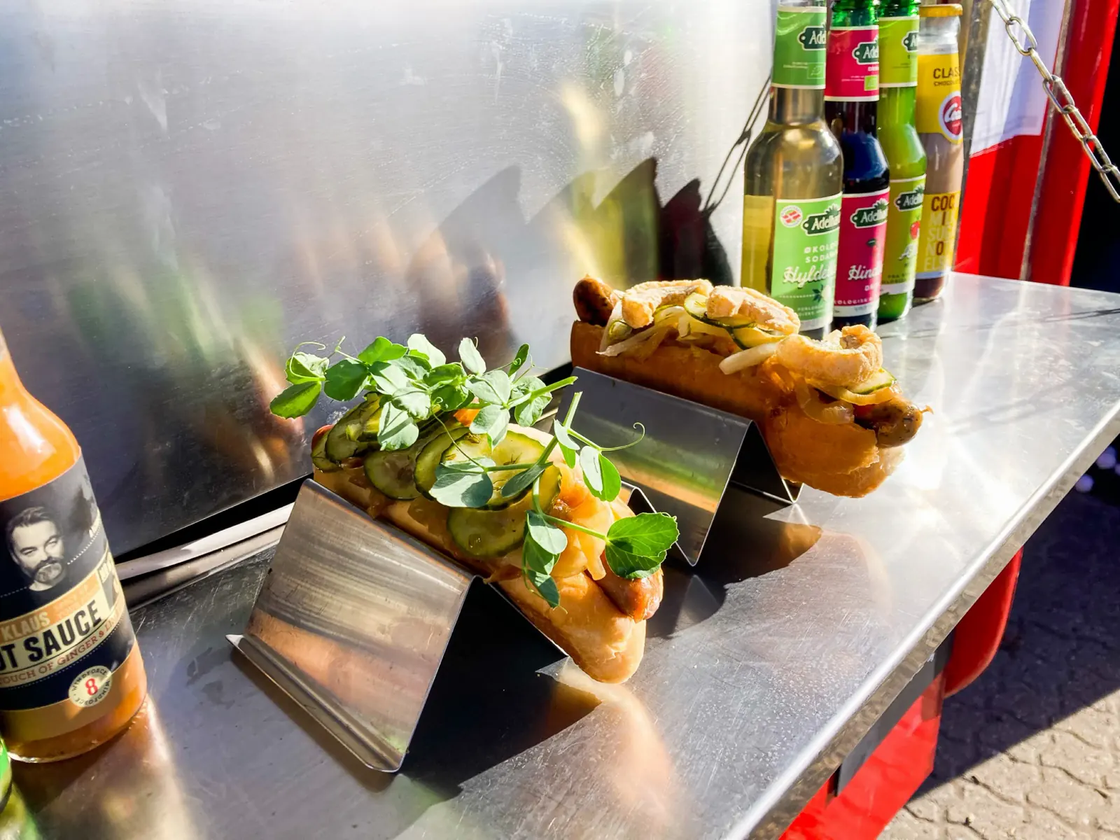 Gourmet hotdogs serveret fra food trucken