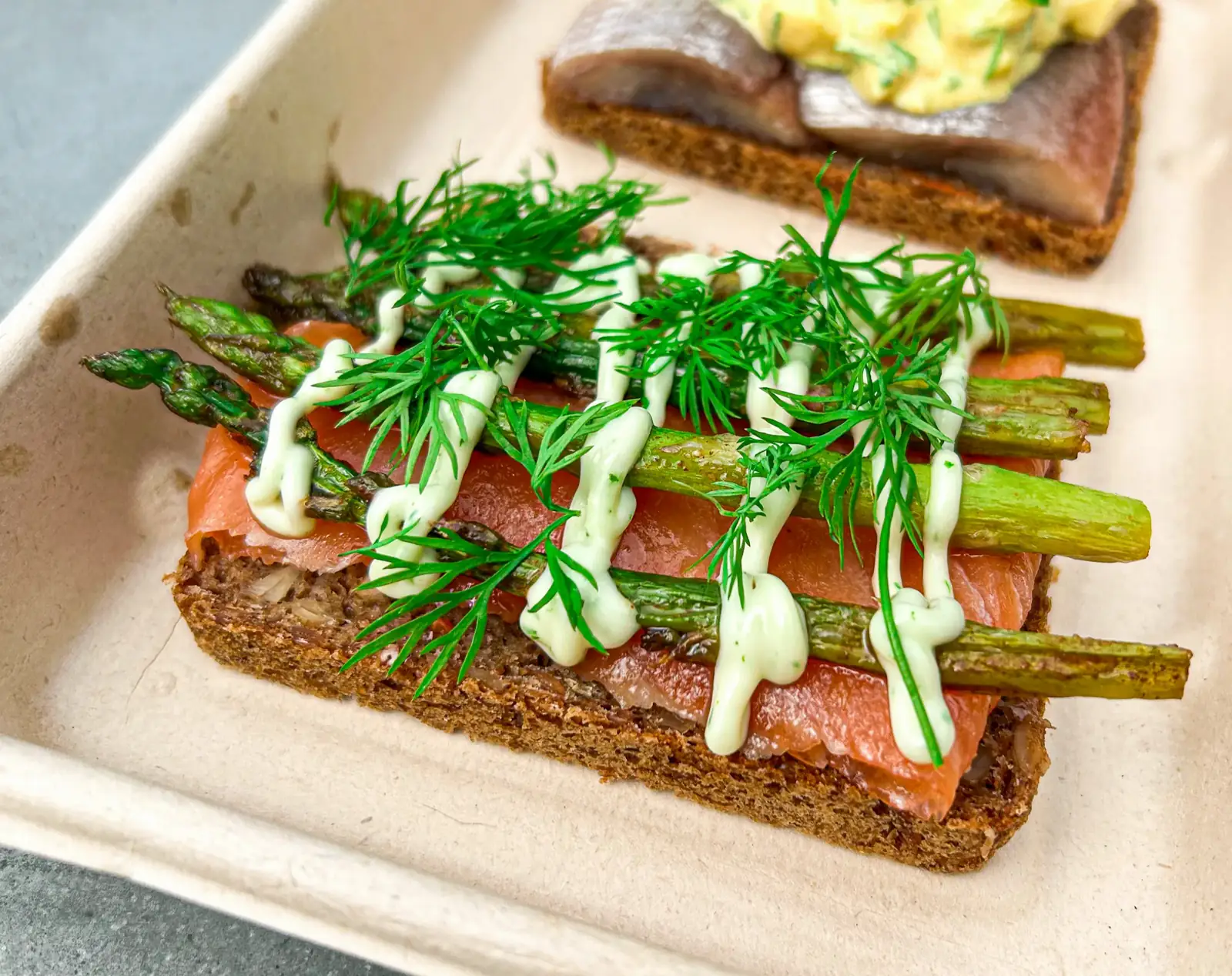 Smørrebrød med røget laks og asparges
