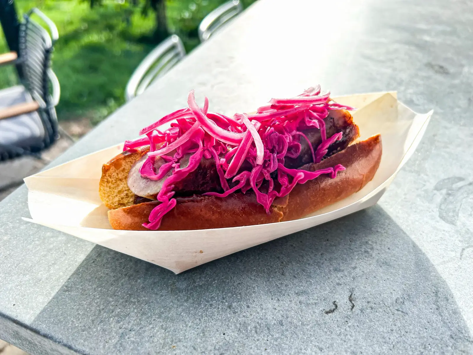 Gourmet hotdog med medisterpølse og rødkål